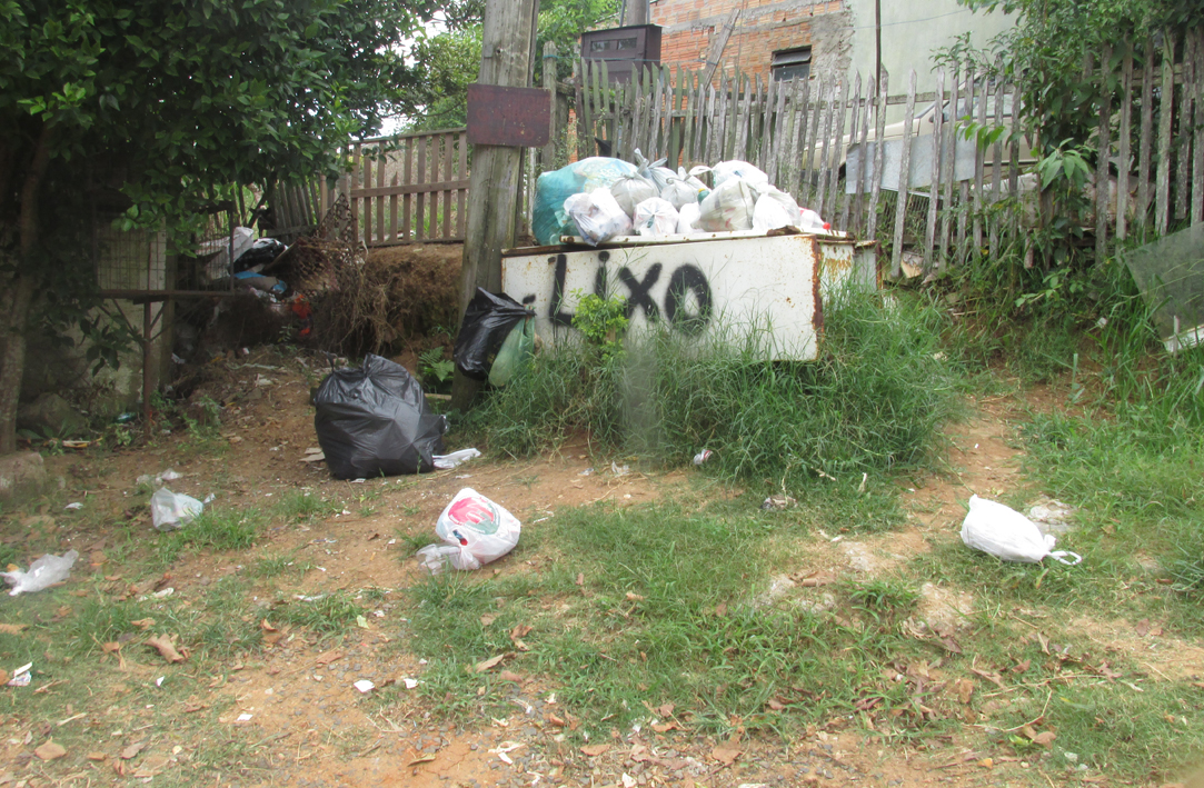 Moradores de Viamão organizam protesto com lixo em atraso para pressionar prefeitura