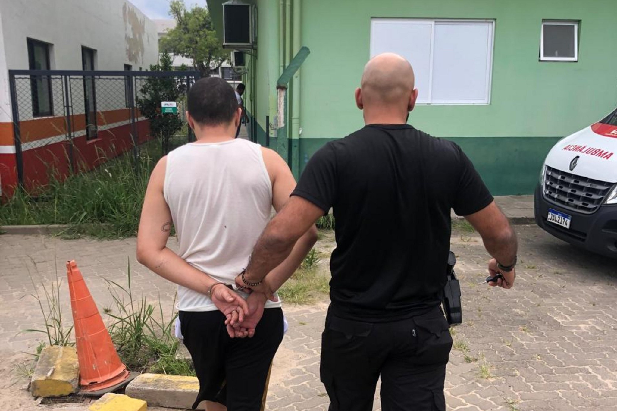 PAI DE SANTO É PRESO EM FLAGRANTE POR AGREDIR ESPOSA E FILHA DE TRÊS ANOS EM VIAMÃO.